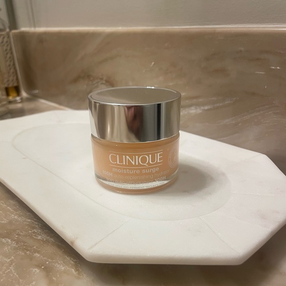 Clinique Moisture Surge ~ 1.7 oz - Picture 3 of 3